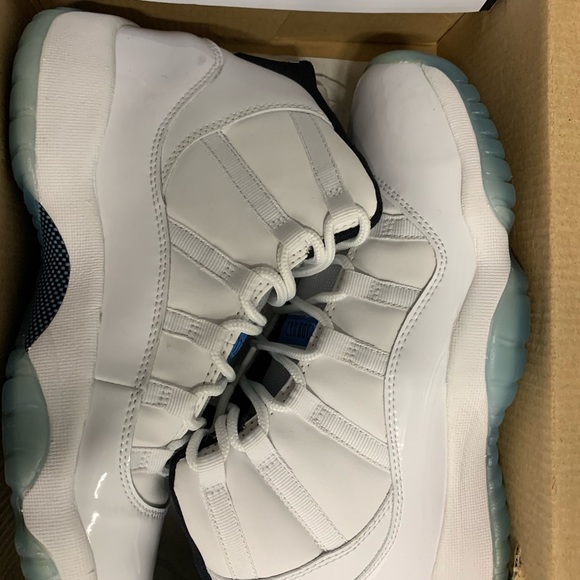 Jordan 11s retros - Picture 3 of 5